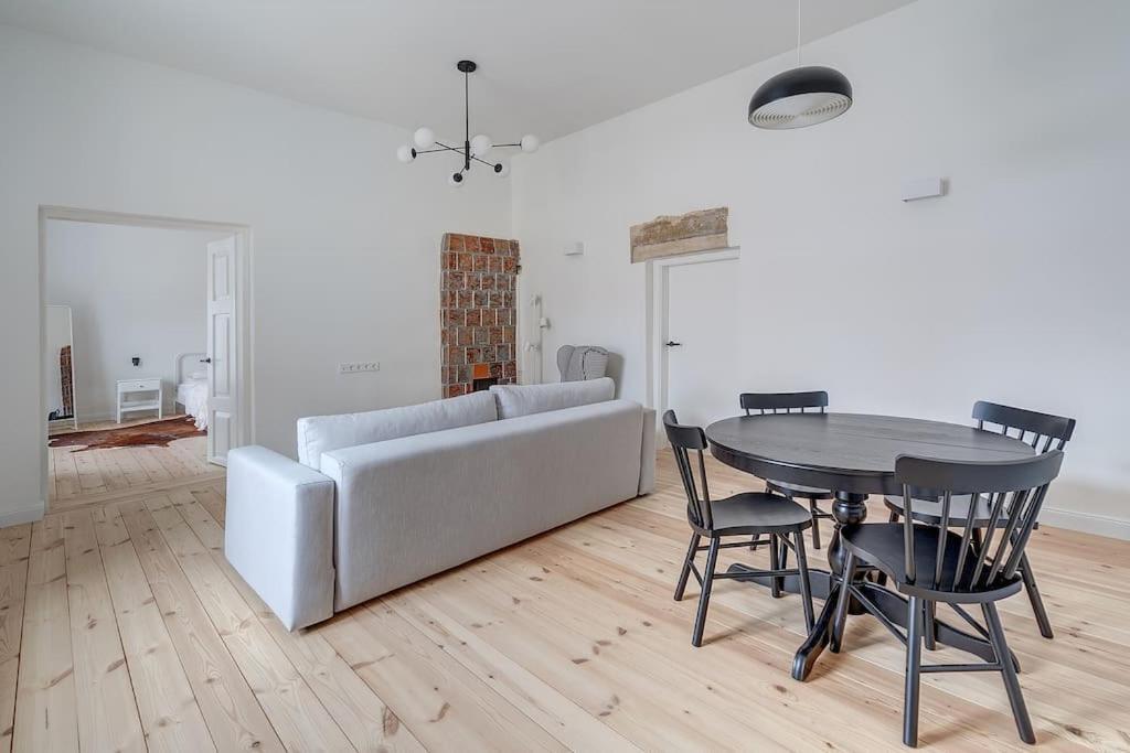 Spacious 2-Bedroom Flat In Old Town By Urban Rent Vilnius Luaran gambar