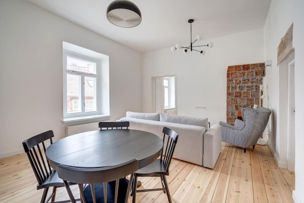 Spacious 2-Bedroom Flat In Old Town By Urban Rent Vilnius Luaran gambar